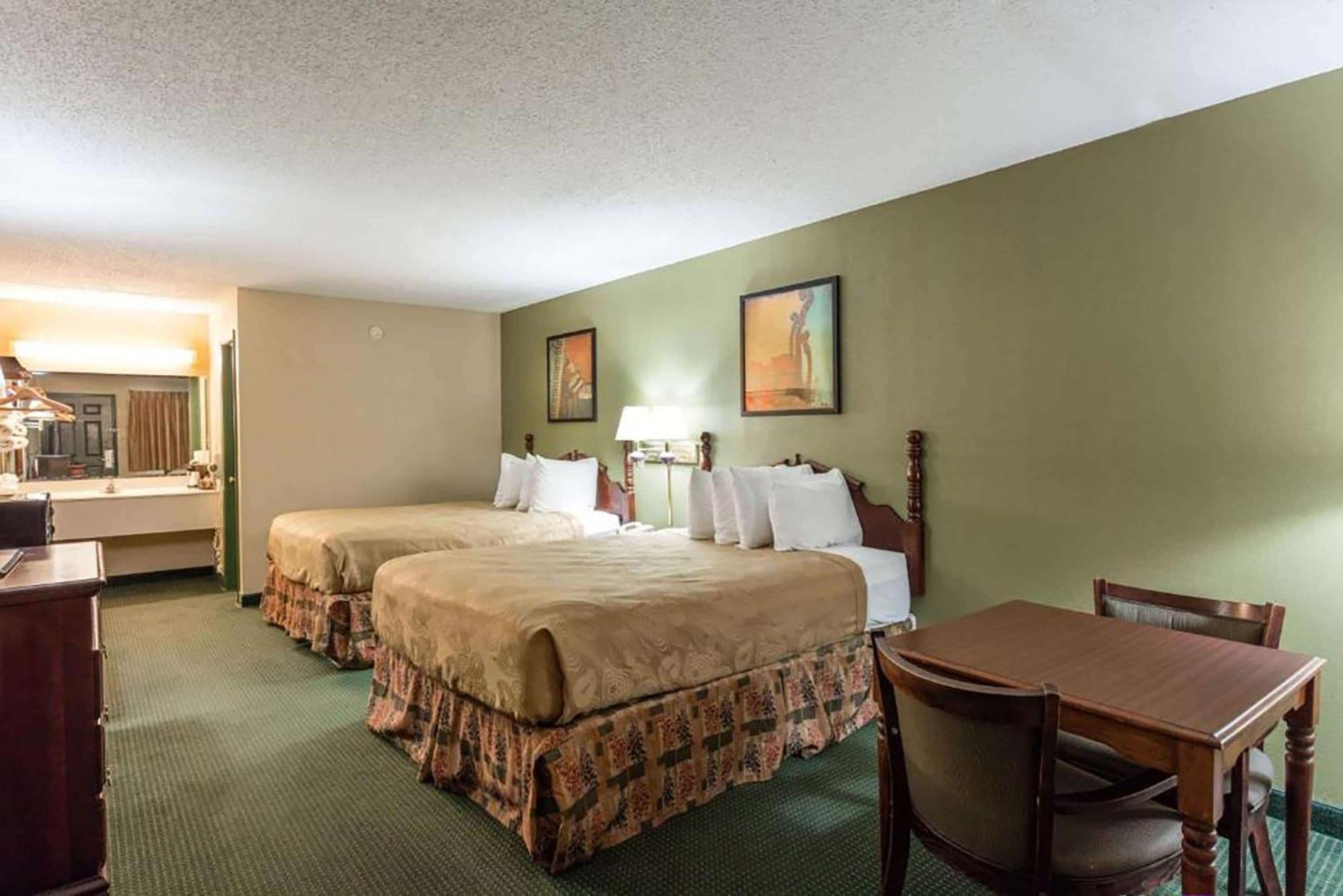 Angel Inn Near Imax, A Travelodge By Wyndham Branson Extérieur photo