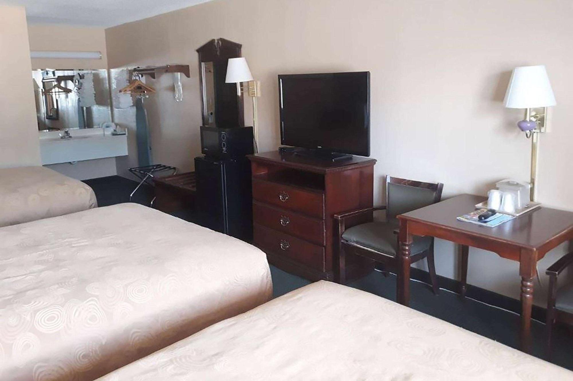 Angel Inn Near Imax, A Travelodge By Wyndham Branson Extérieur photo