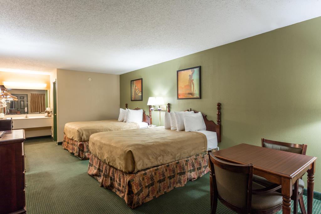 Angel Inn Near Imax, A Travelodge By Wyndham Branson Extérieur photo