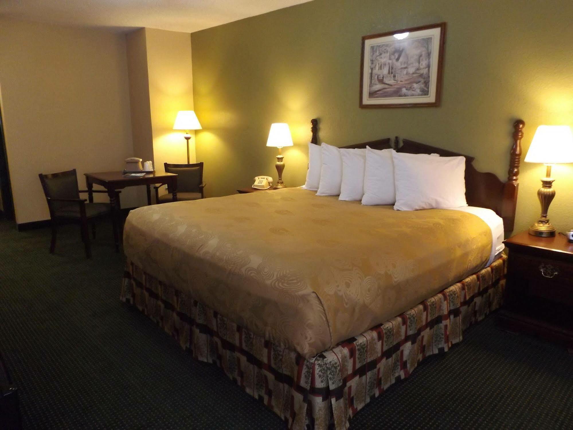 Angel Inn Near Imax, A Travelodge By Wyndham Branson Extérieur photo