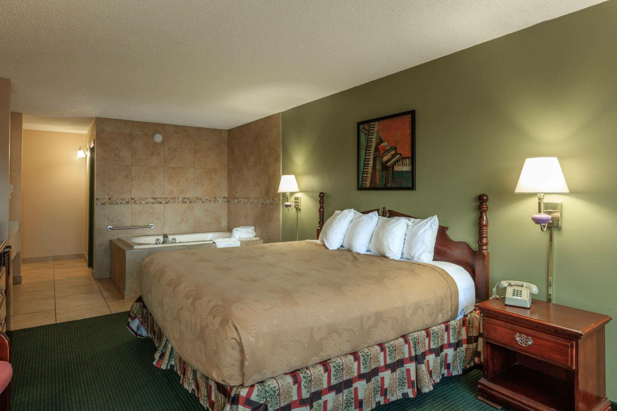 Angel Inn Near Imax, A Travelodge By Wyndham Branson Extérieur photo