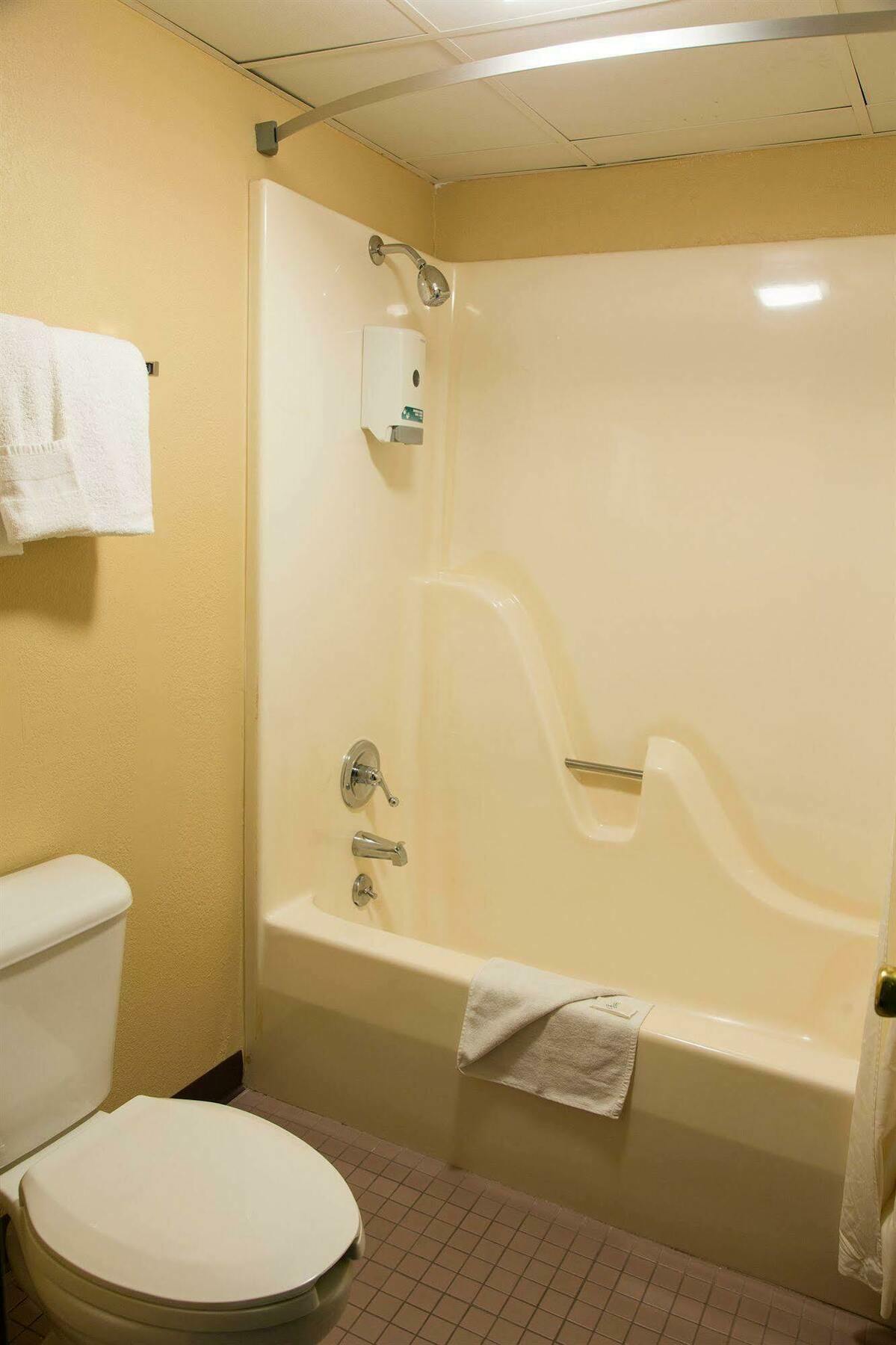 Angel Inn Near Imax, A Travelodge By Wyndham Branson Extérieur photo