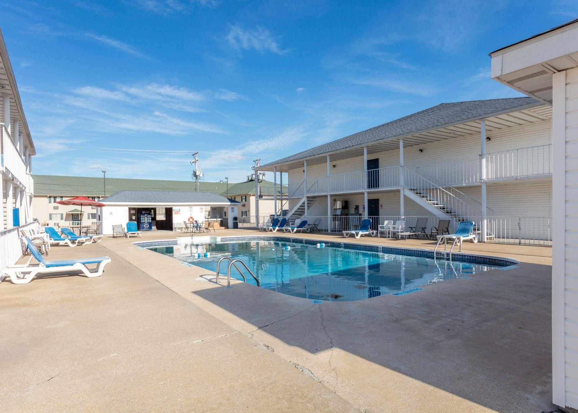 Angel Inn Near Imax, A Travelodge By Wyndham Branson Extérieur photo